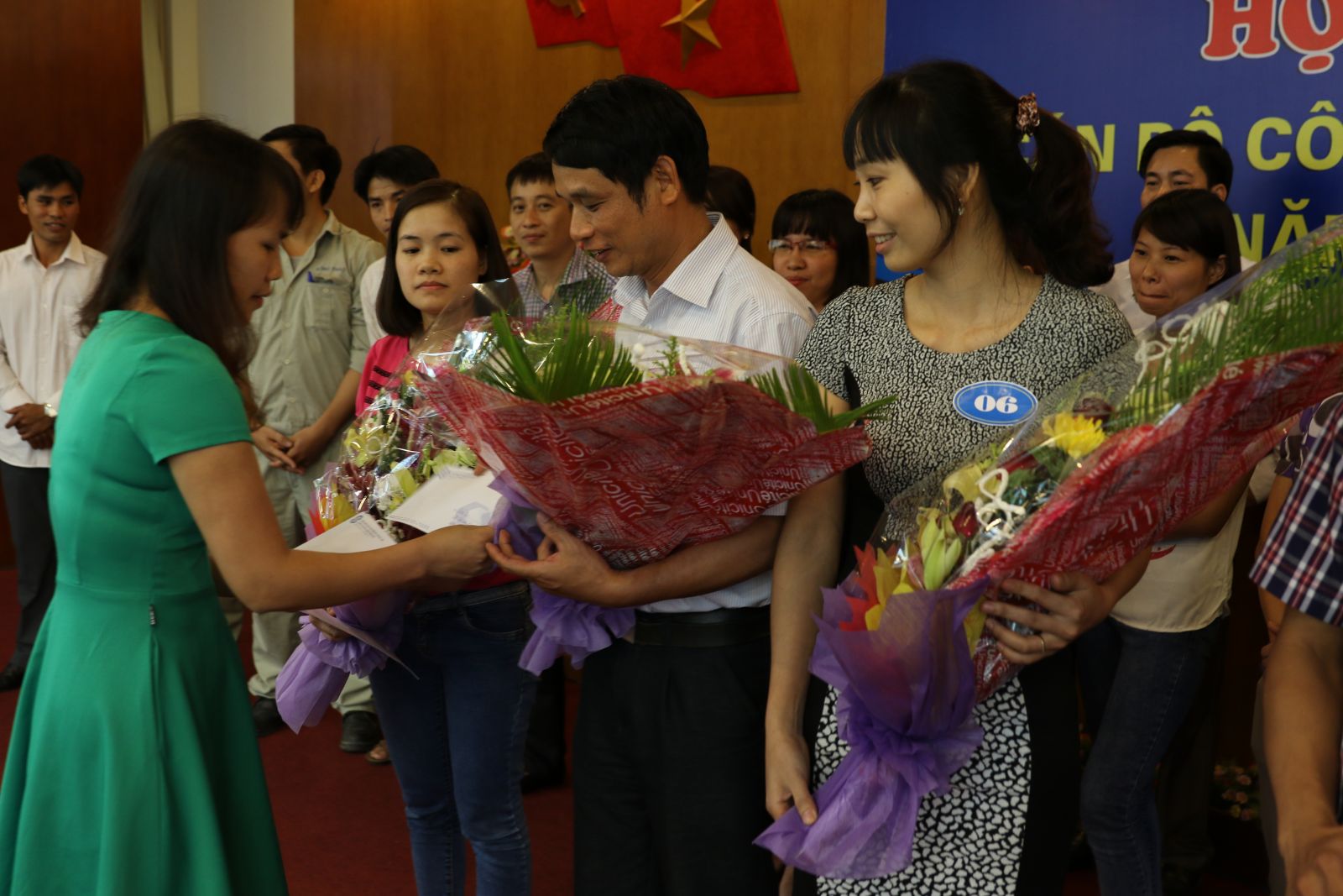 Bà Hoàng Thị Hạnh, Trưởng ban Nữ công Công ty trao giải cho các thí sinh đạt giải khuyến khích